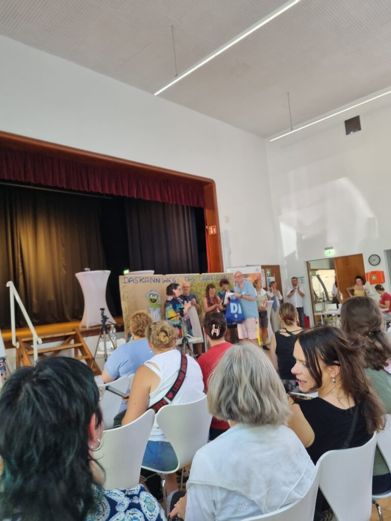 Mitglieder stellen bei der Jahrestagung 2026 von EX-IN Deutschland in Karlsruhe Ergebnisse vor